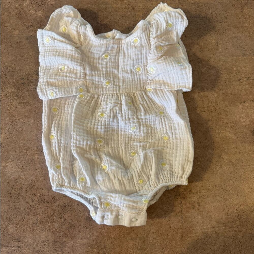 Cat & Jack Cream Baby Romper with Yellow Daisy Accents 6-9 Month Floral Cottage